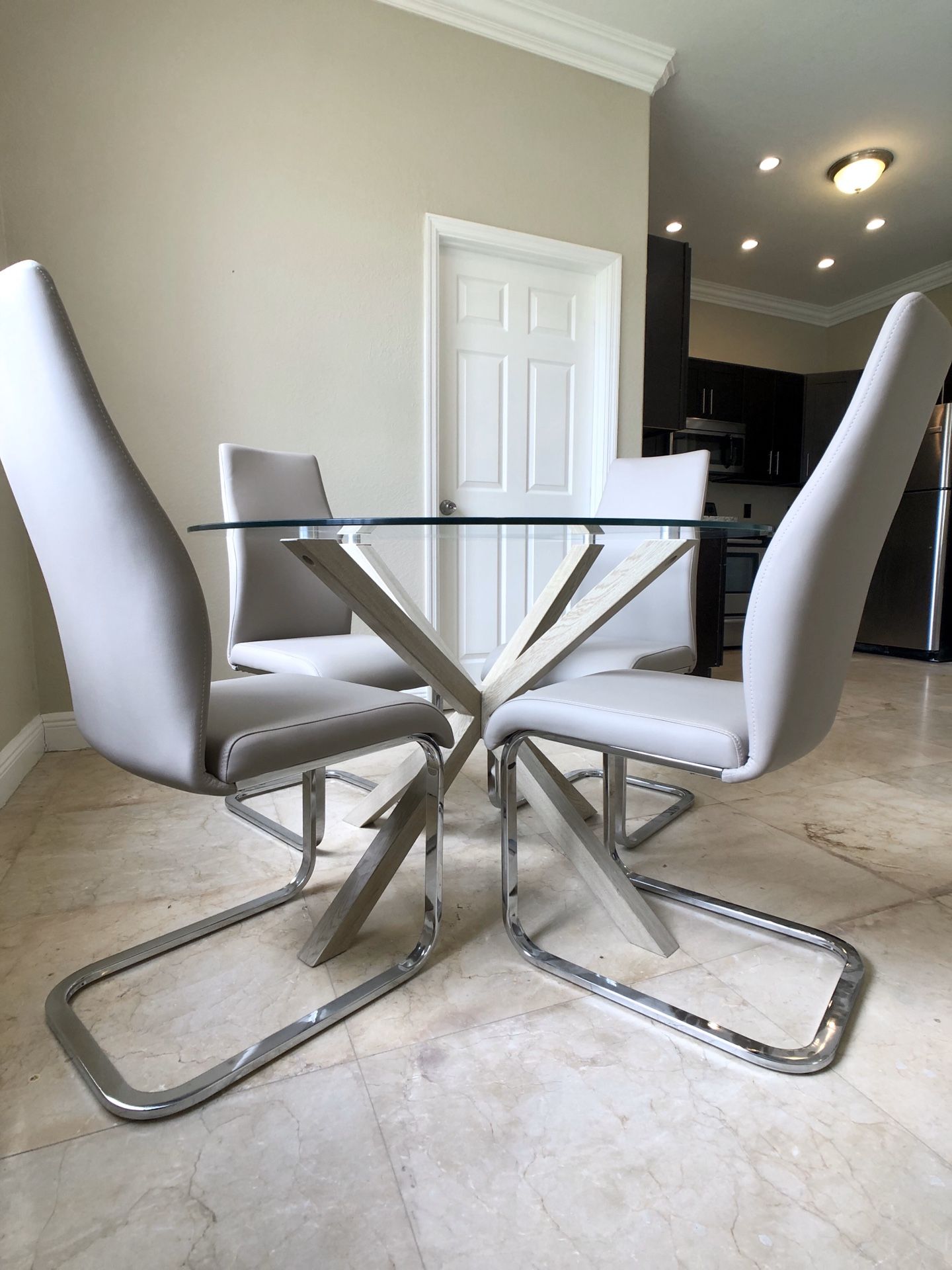 BRAND NEW MODERN GLASS DINING TABLE !! LEATHER CHAIRS WITH CHROME LEGS !! PAID $800 !!