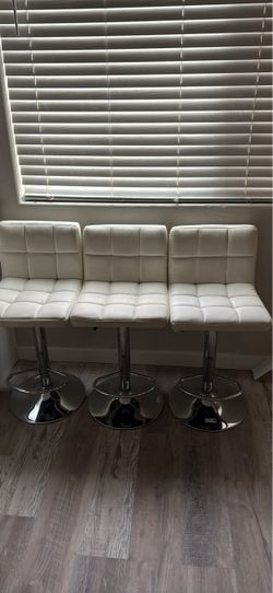 Set of 3 White Tufted Bar Stools