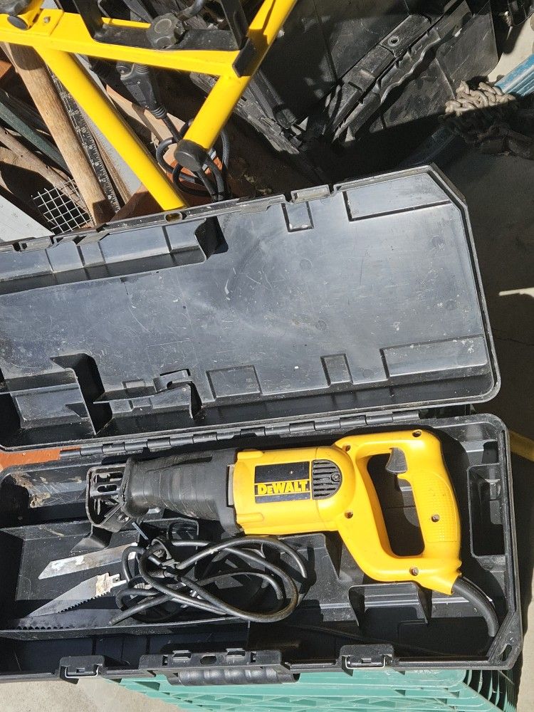 Dewalt Reciprocating Sawzall With Blades And Case 