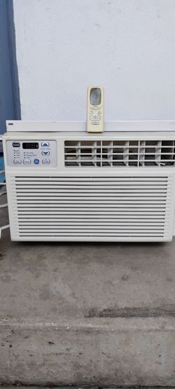 De ventana aire acondicionado biene con su control enfría muy bien