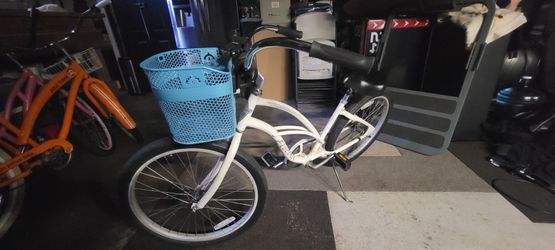 Electra Bike (white) like new.