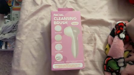 Facial cleaning brush