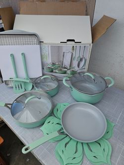 Pioneer Woman ceramic nonstick skillet in a light green color. (Se hable español)