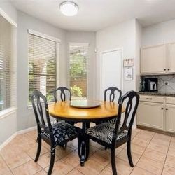 DiningRoom/Kitchen Table w/ Leaf And 6 Chairs 