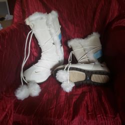 BEAUTIFUL CREAM FUR BOOTS WITH BLUE ND DARK BROWN STRIPES ON  BACK..HAS FUR ON  TIES,  WITH ZIPPER DOWN SIDE FOR EASY ON AND OFF..VERY COMFORTABLE..H