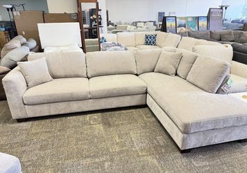 Thomasville Walsen Sectional with Storage Ottoman