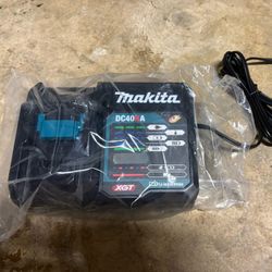 Makita 40V XGT Charger (Batteries NOT Included)