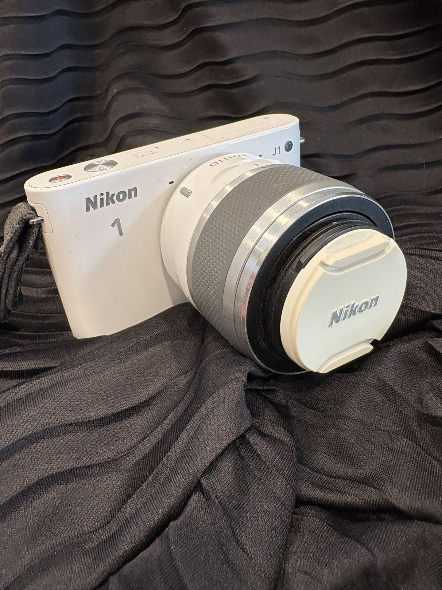 Classic White Nikon 1 J1, 10.1 MP Mirrorless Digital Camera