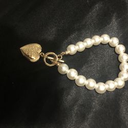 Pearl Bracelet With Gold Metal Heart Locket