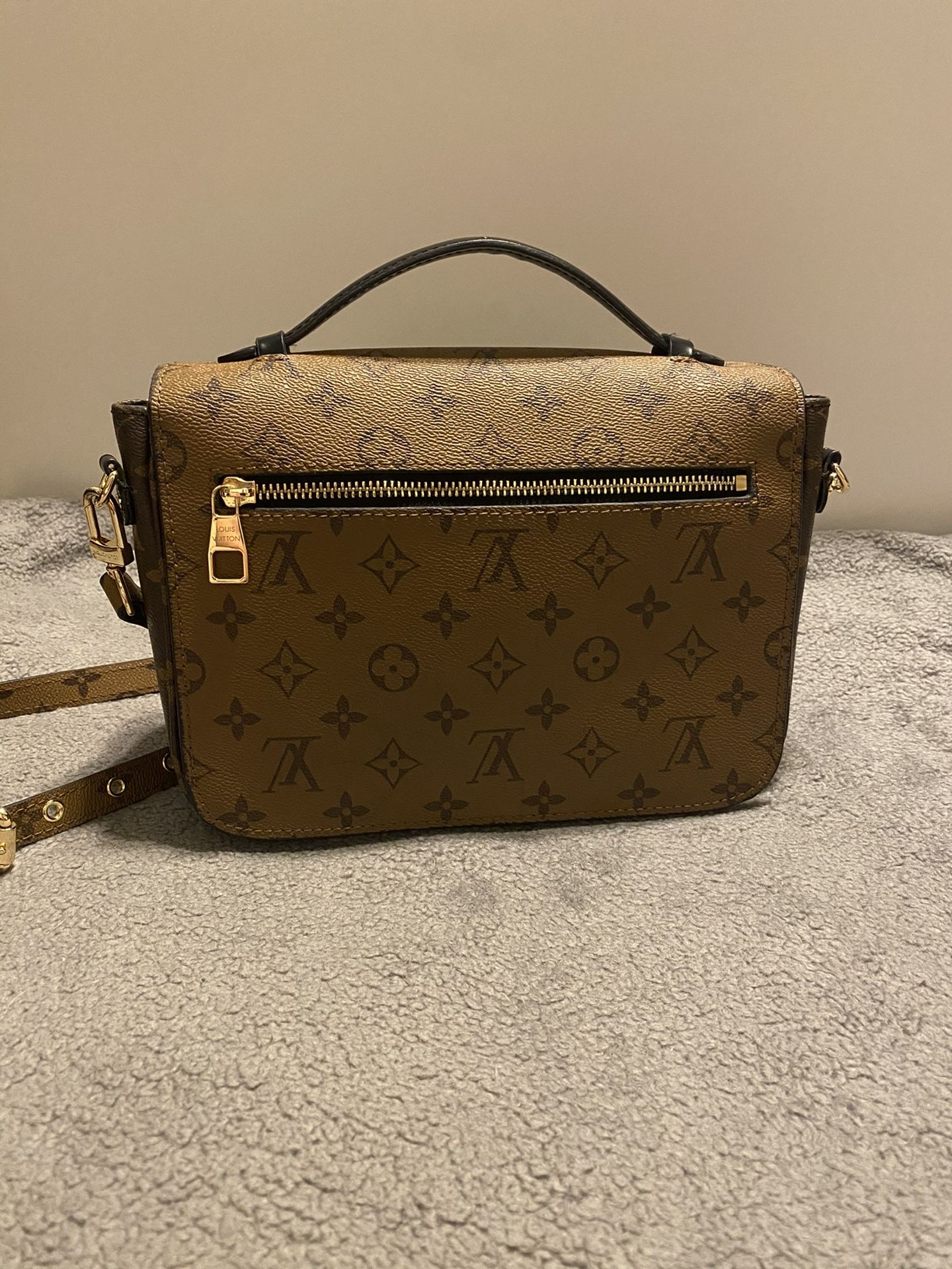 Louis Vuitton Pochette Metis MM *SOLD OUT* for Sale in Leander