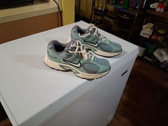 Women's nike V5 RNR size 10 brand new light green gray
