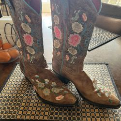 Embroidered Snip Toe Boots 