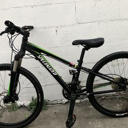 Specialized Riprock 24 kids mountain bike hydraulic disc brakes. 11 inch frame