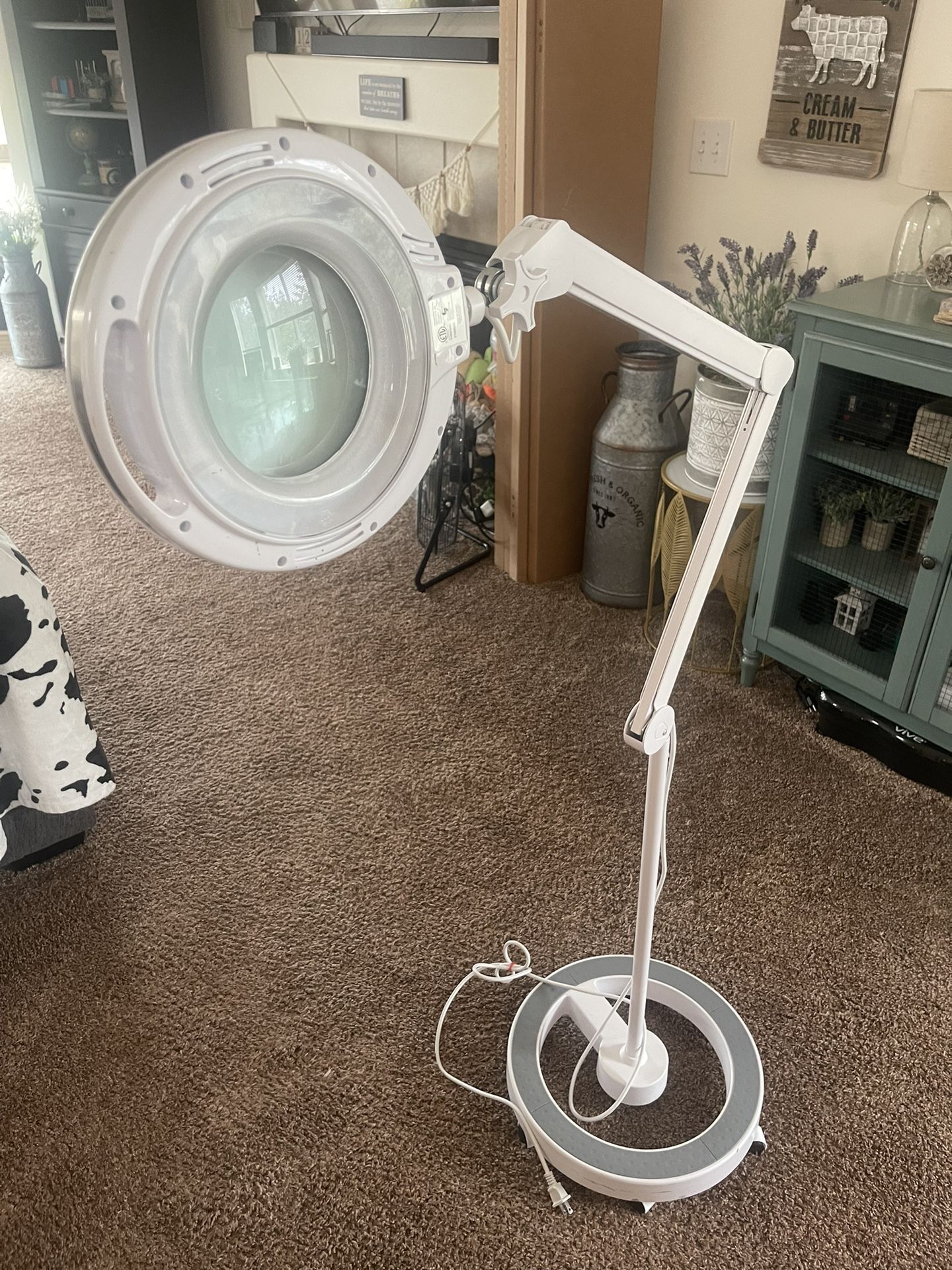 Light With Magnifying -LIKE NEW