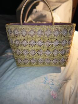 vintage 1960s-style woven raffia tote.
