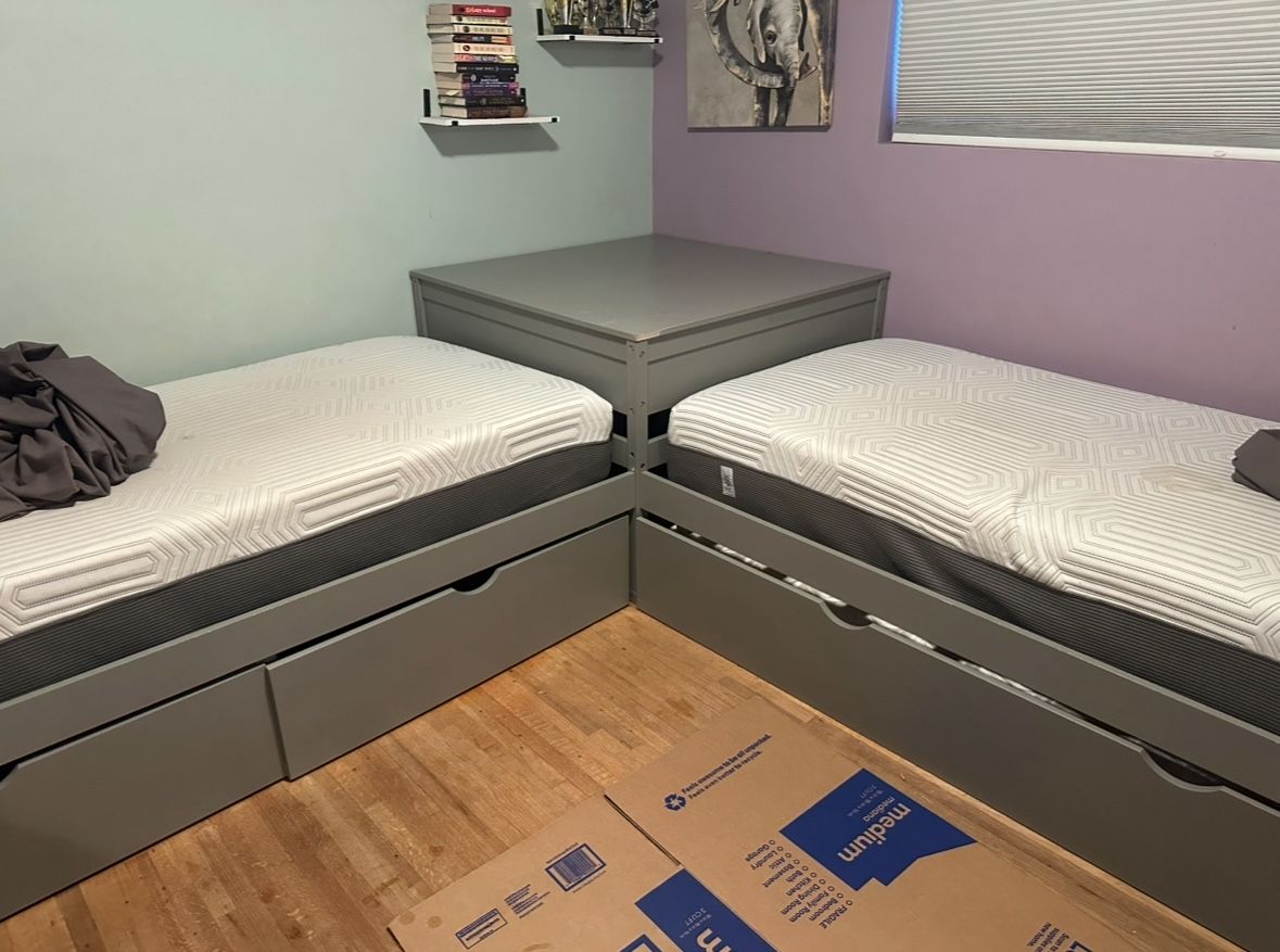 2 Twin Bed With Trundle