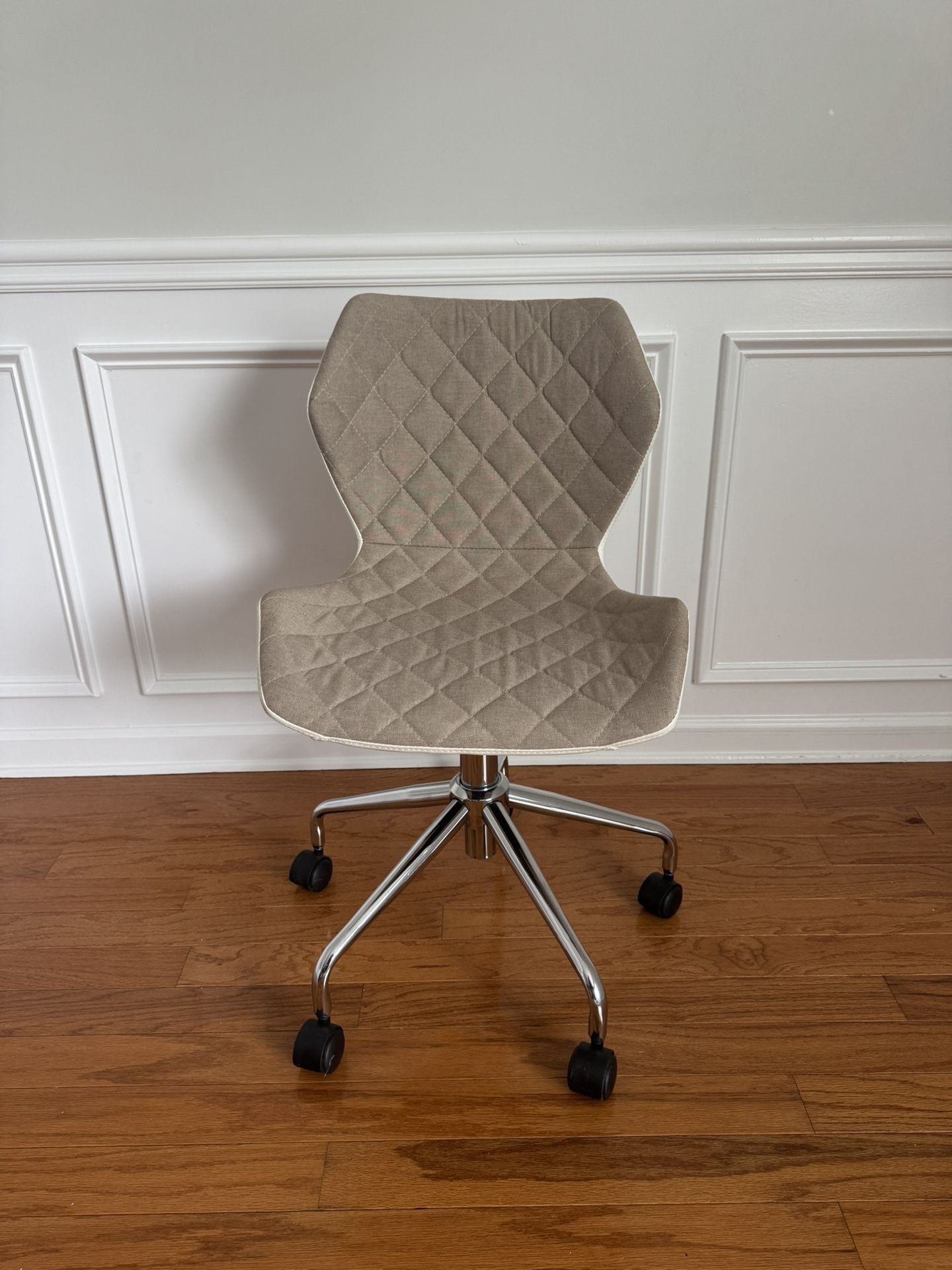 Two-Tone Taupe and White Office Chair – Modern & Stylish