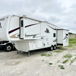 2008 Cedar creek silverback Fifth Wheel With Three Slide Outs 