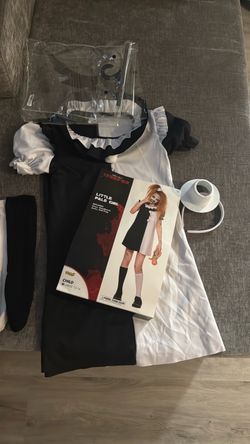 Little pale girl, Halloween costume