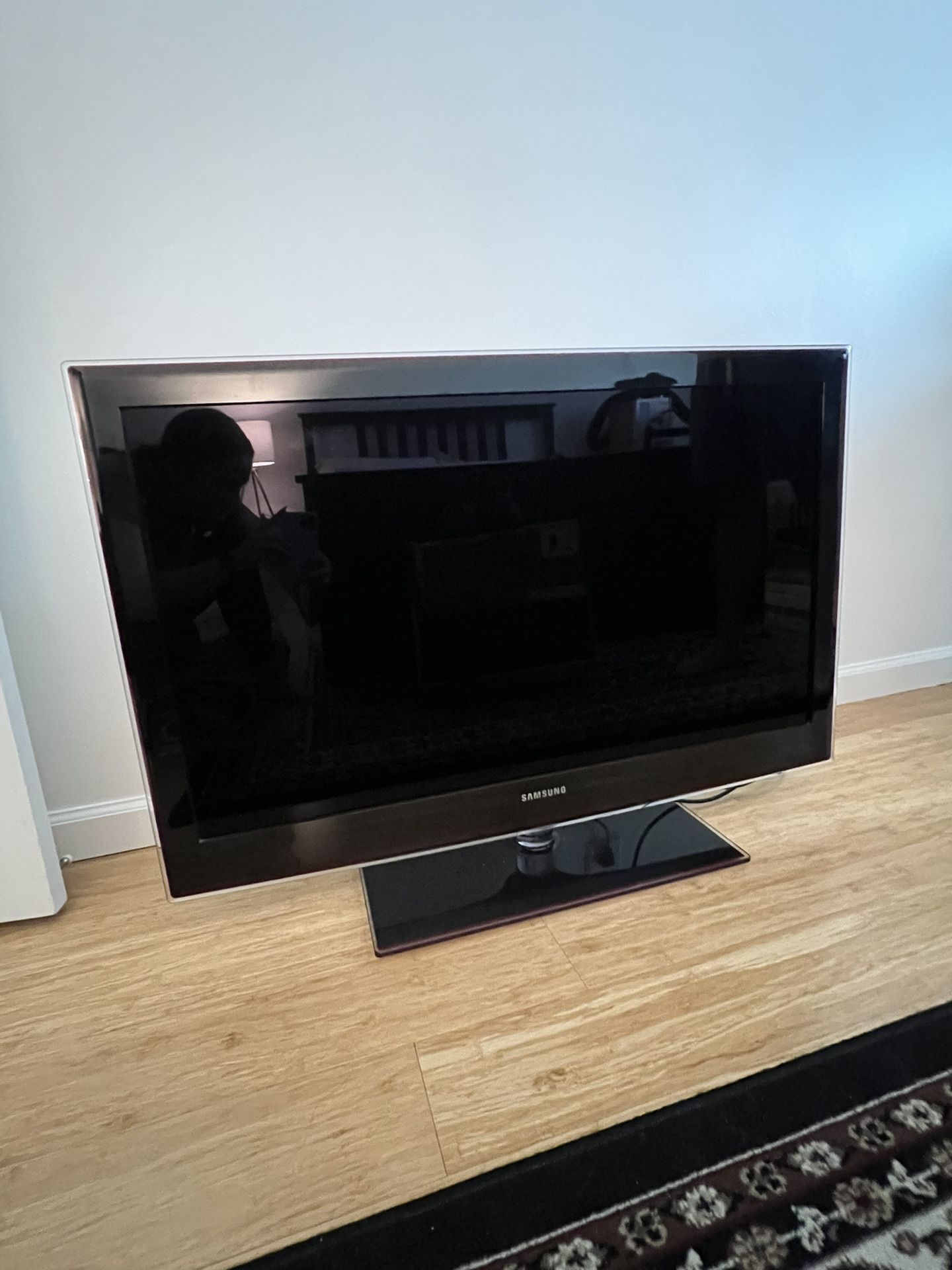 Samsung 40” LCD Flat Screen Tv