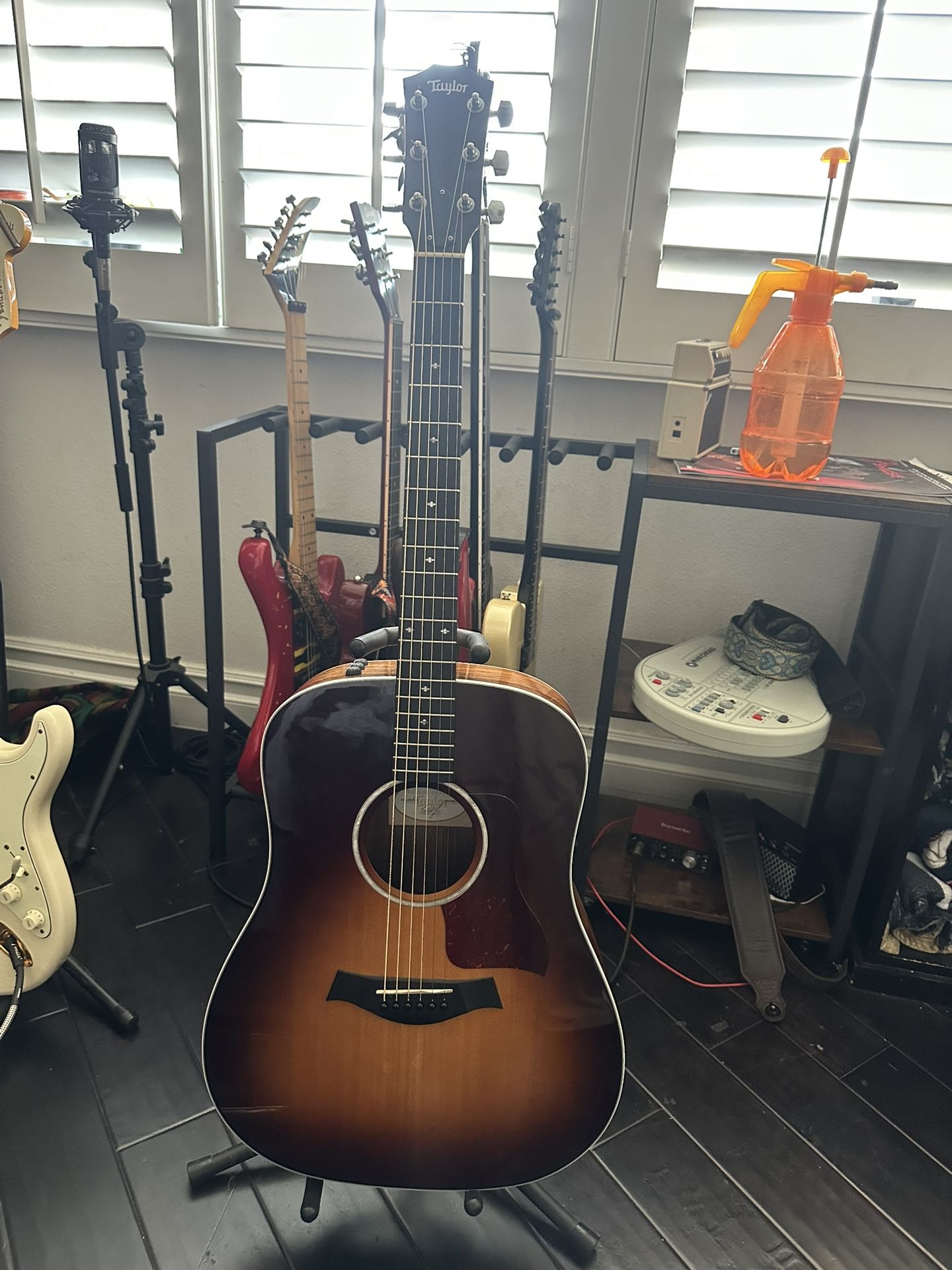 Taylor 210e-SB DLX Acoustic-Electric Guitar – Sunburst w/ Case 🎸✨