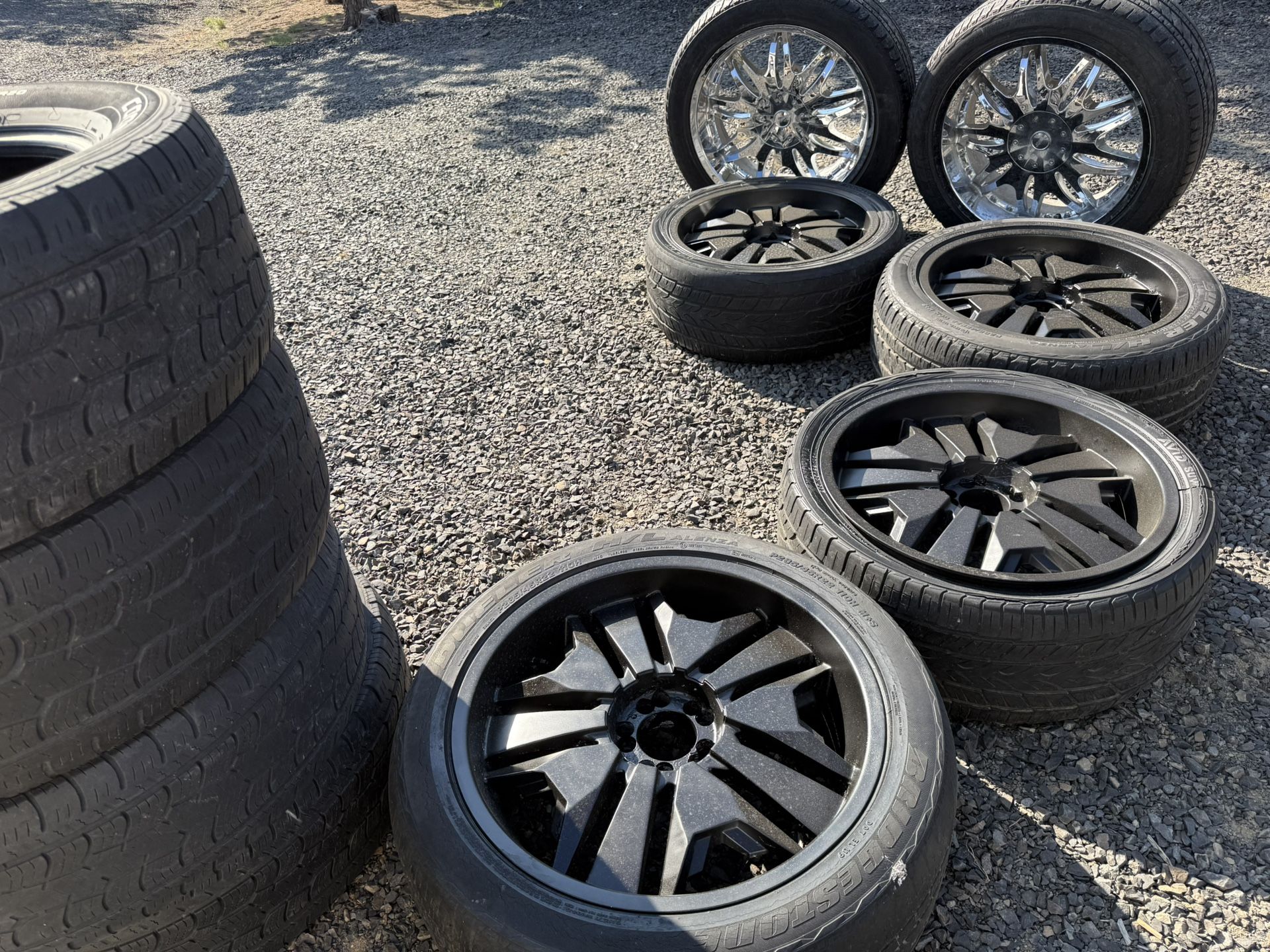 4 Black 22inch 2 Chrome 22inch Wheels 