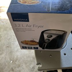 New In Box Never Used 3.2 L Insignia Air Fryer