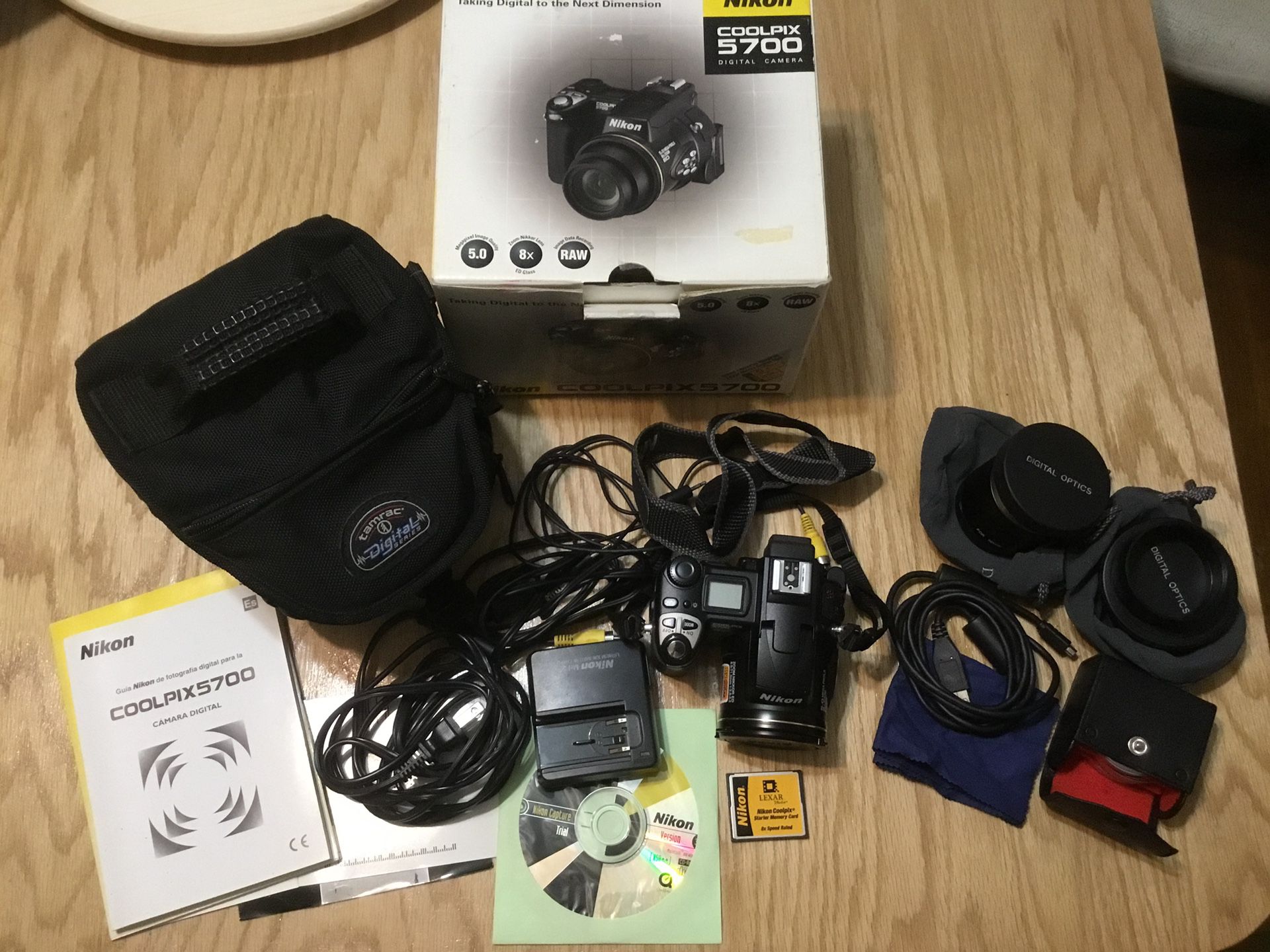 Nikon coolpix 5700 with extra lenses bag and original box