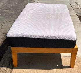 Beutiful twin bed with good Memoryfoam mattress