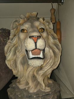 Large scale lion's head