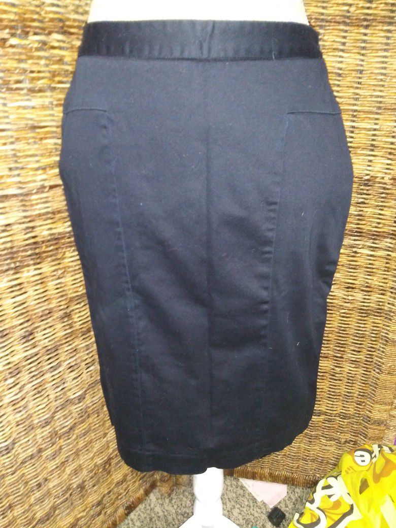 Worthington Women's Stretch Lined Black Pencil Skirt Size 4

Excellent Condition!!

**Bundle and save with combined shipping**

