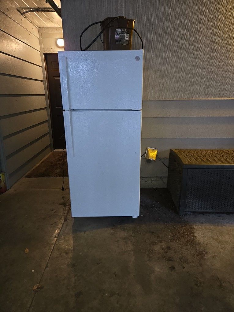 Refrigerator 18cubic feet. 2 Years Old, Works Fine I JUST got A New One With Freezer On The Bottom