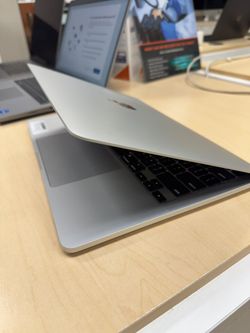 MacBook Pro M2 13 inch  8GB 256Gb silver