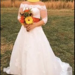 Wedding Dress (size12-14) Dry cleaned and Ready To Go! 