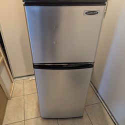 Mini Ish Fridge 