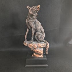 Wolf Sitting on Cliff Rocks Statue.