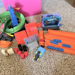 Hot Wheels Cobra Track And Accessories