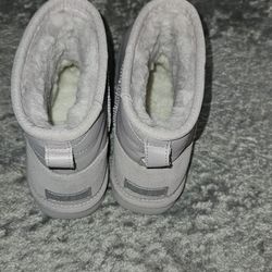 Kids Uggs Size 5 Kids