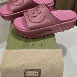 BRAND NEW !! Gucci Interlocking G Slide
Metalic Rose (Women's)