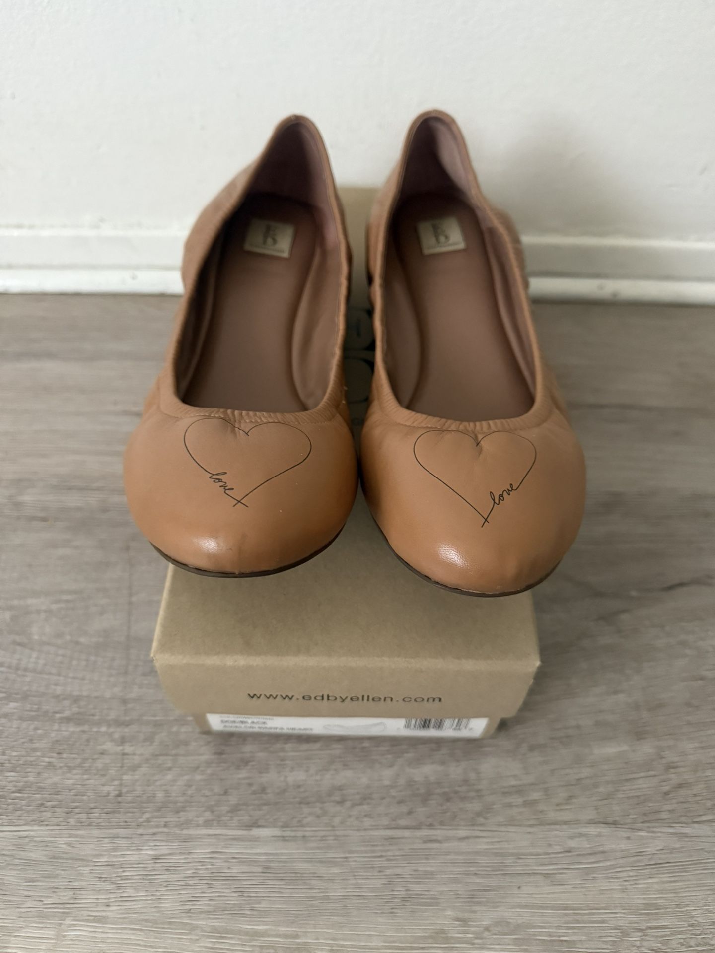 Ellen Degeneres flat shoes - Size 9.5 in doe camel with Love heart design