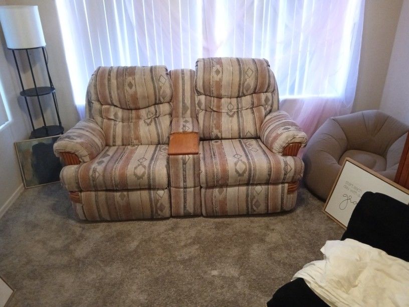 Reclining loveseat