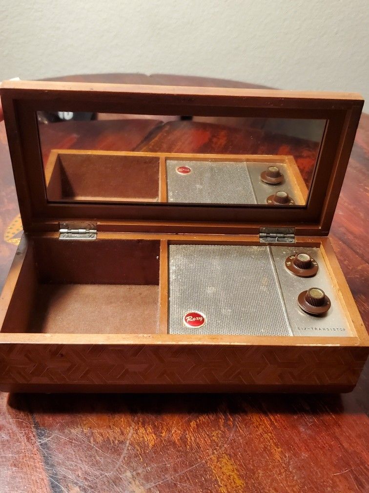 Vintage Roxy Model UR-903D 6-Transistor AM radio in Jewelry Box