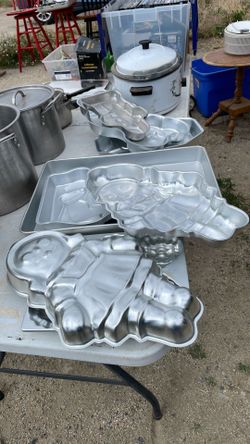 Assorted cake pans