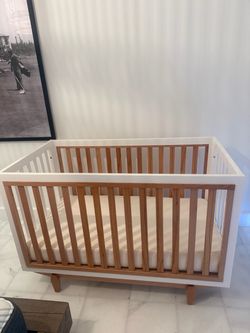 Modern White & Natural Wood Crib + Mattress | Like New, excellent condition