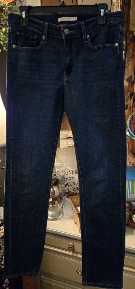 Ladies Size 8 Levi's Classic Straight Leg