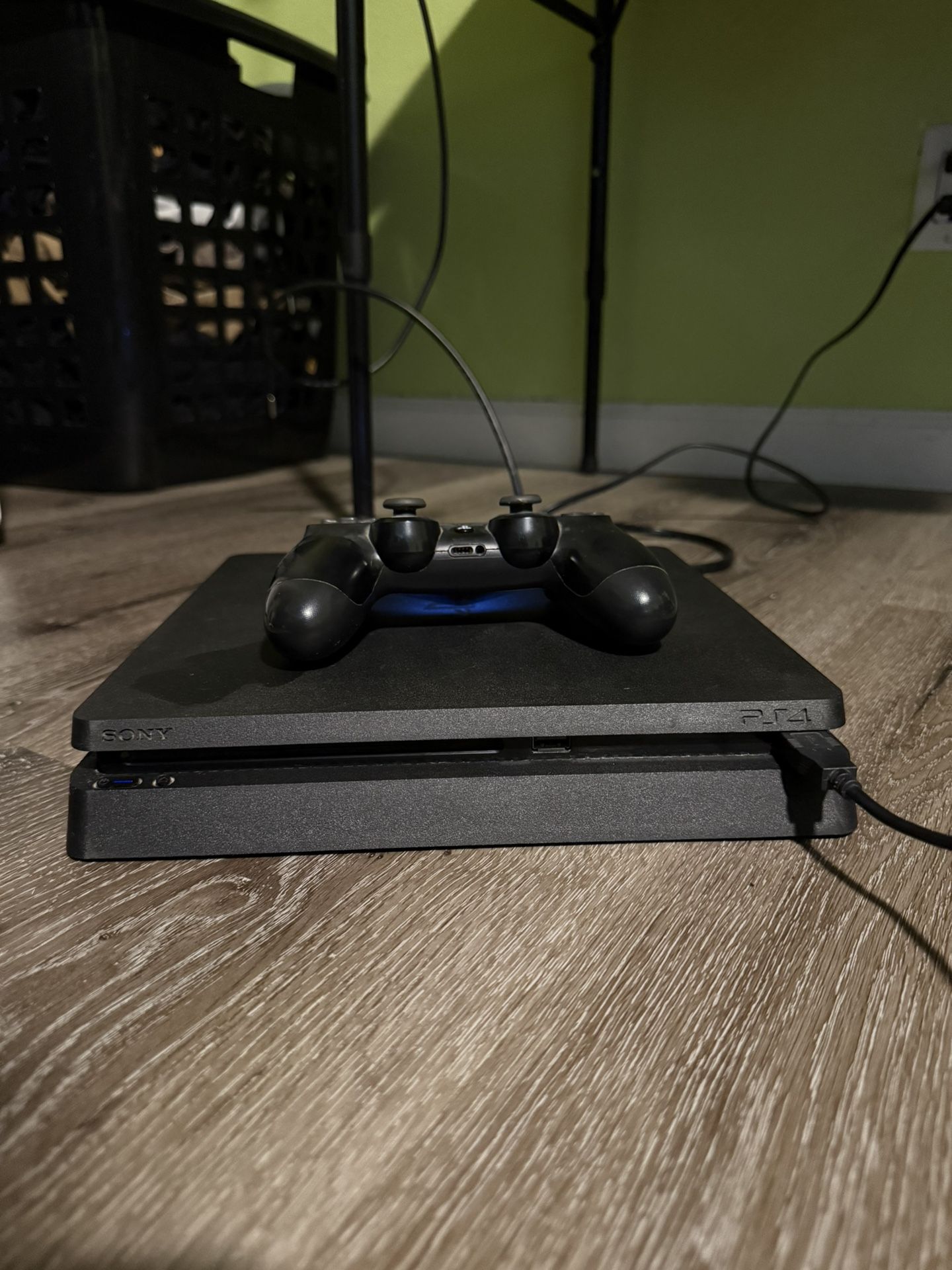 Playstation 4 With 1 Remote