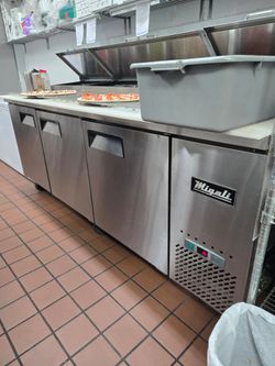 Pizza prep table