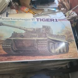 BANDAI 1/15 SCALE RC TANK GERMAN TIGER I
