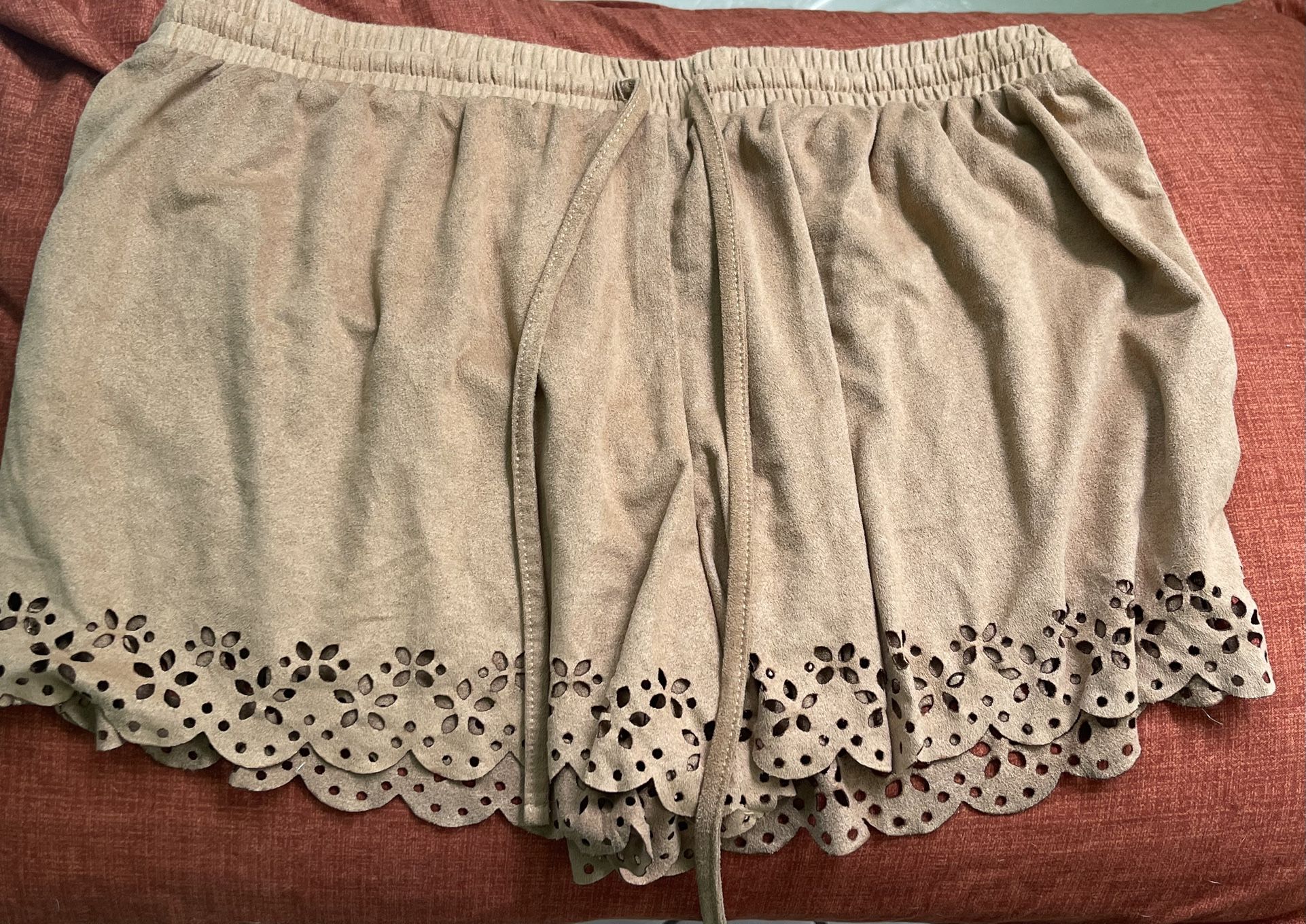 Adult Women’s Shorts Size Large Color Tan Very Soft Material