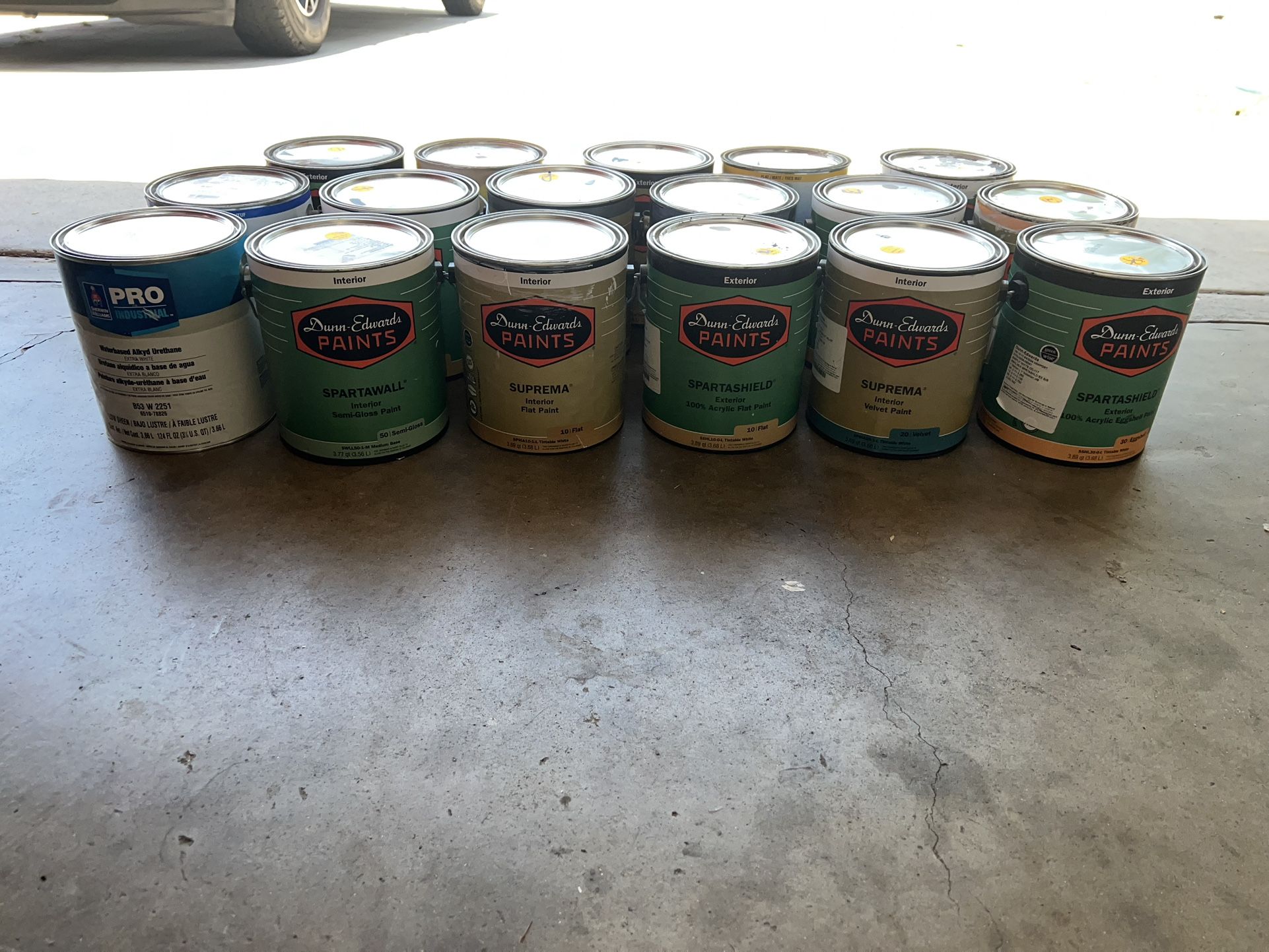 Pintura de 1 Gallon Dann-Edward’s y Sherwin Williams $45 Each